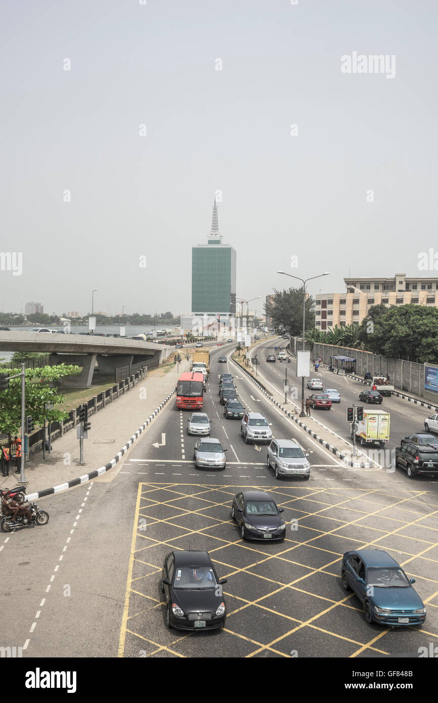 Verkehr und Straße in Victoria Island, Lagos, Nigeria, Westafrika Stockfoto