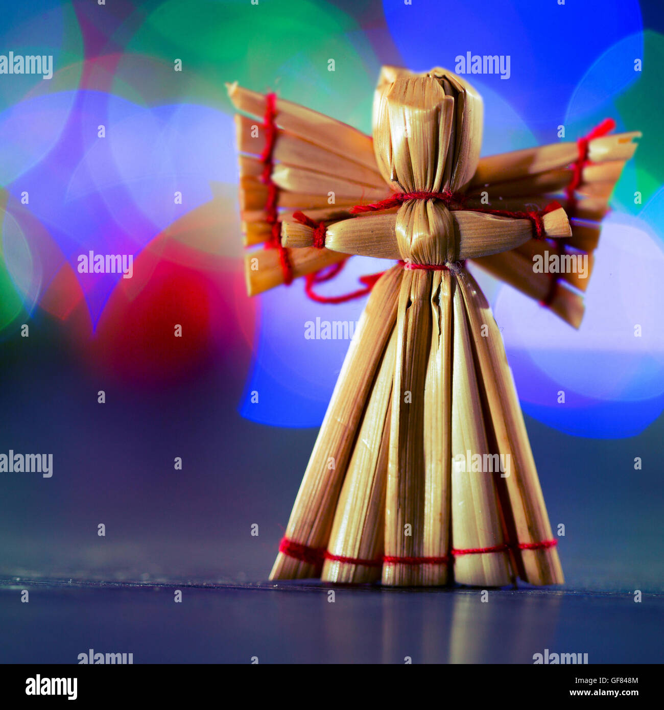 Weihnachtsengel auf einem Hintergrund von farbigen bokeh Stockfoto