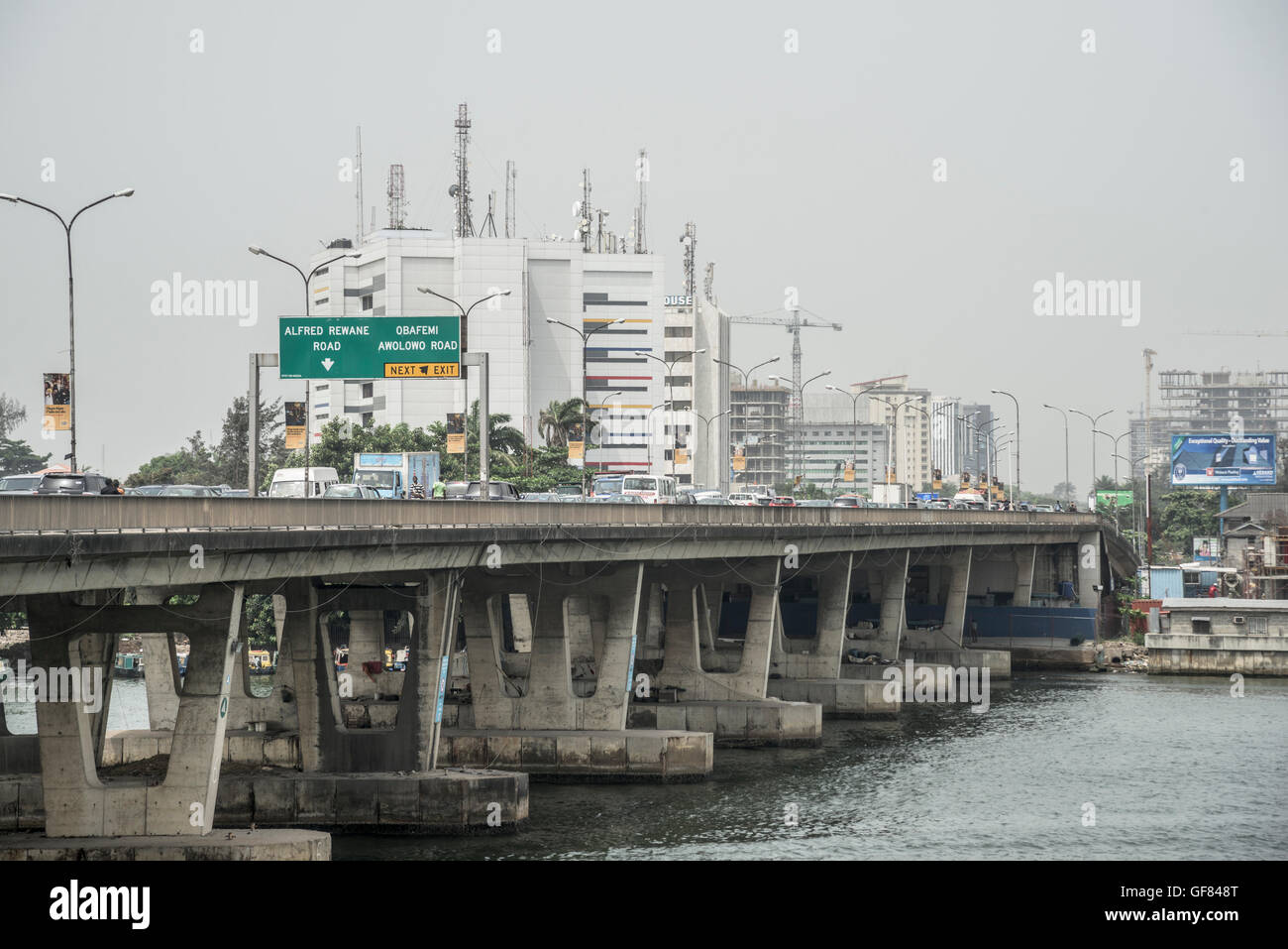 Falomo Bridge zwischen Victoria Island und Lagos Island, Lagos, Nigeria, Westafrika. Stockfoto