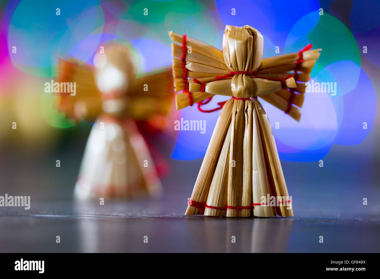 Weihnachtsengel auf einem Hintergrund von farbigen bokeh Stockfoto