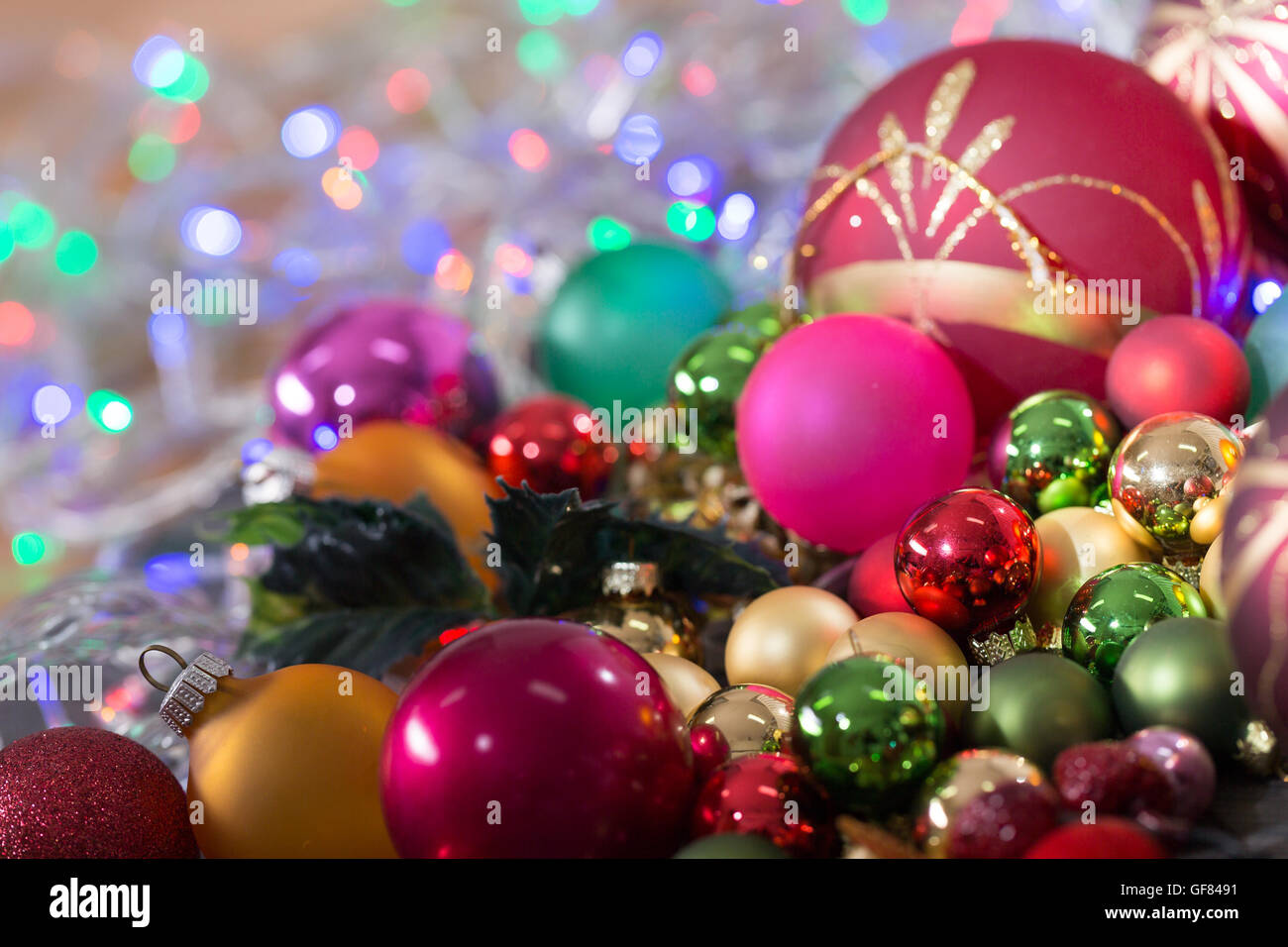 Weihnachtskugeln auf Bokeh Hintergrundfarbe Stockfoto