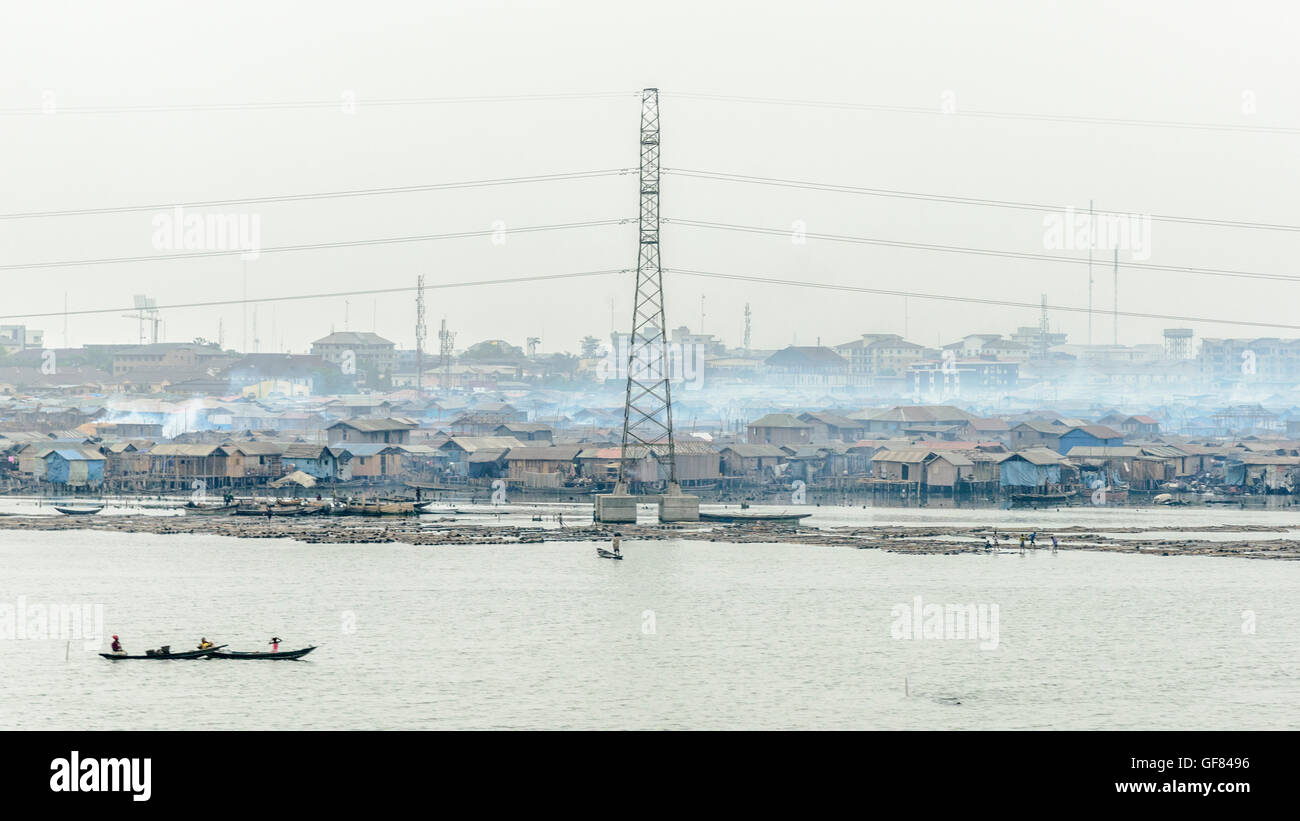 Makoko Bezirk, Lagos, Nigeria. Häuser auf Stelzen und Boote in der Lagune. Stockfoto