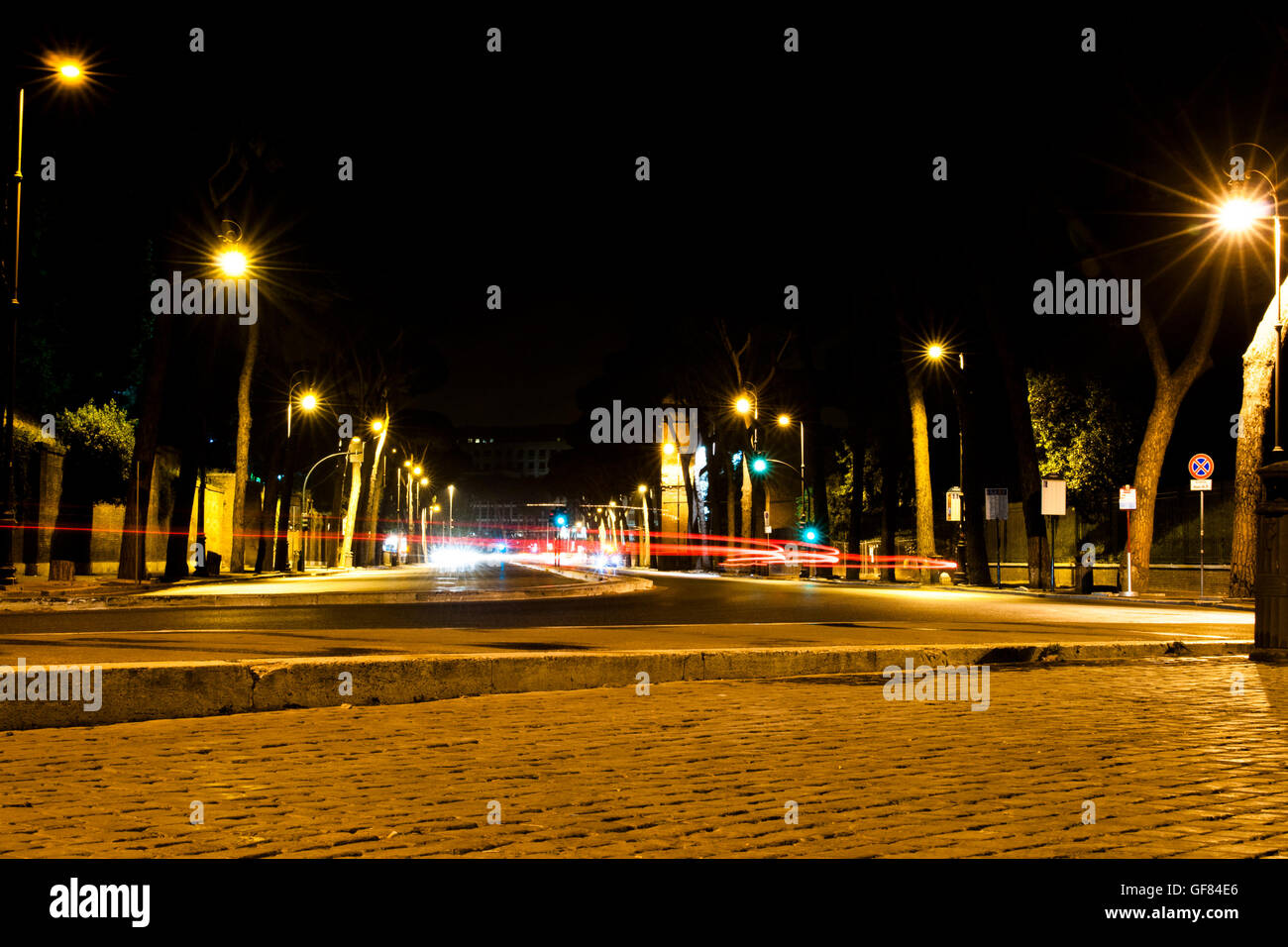 Straße in Rom bei Nacht mit Licht Wege Stockfoto
