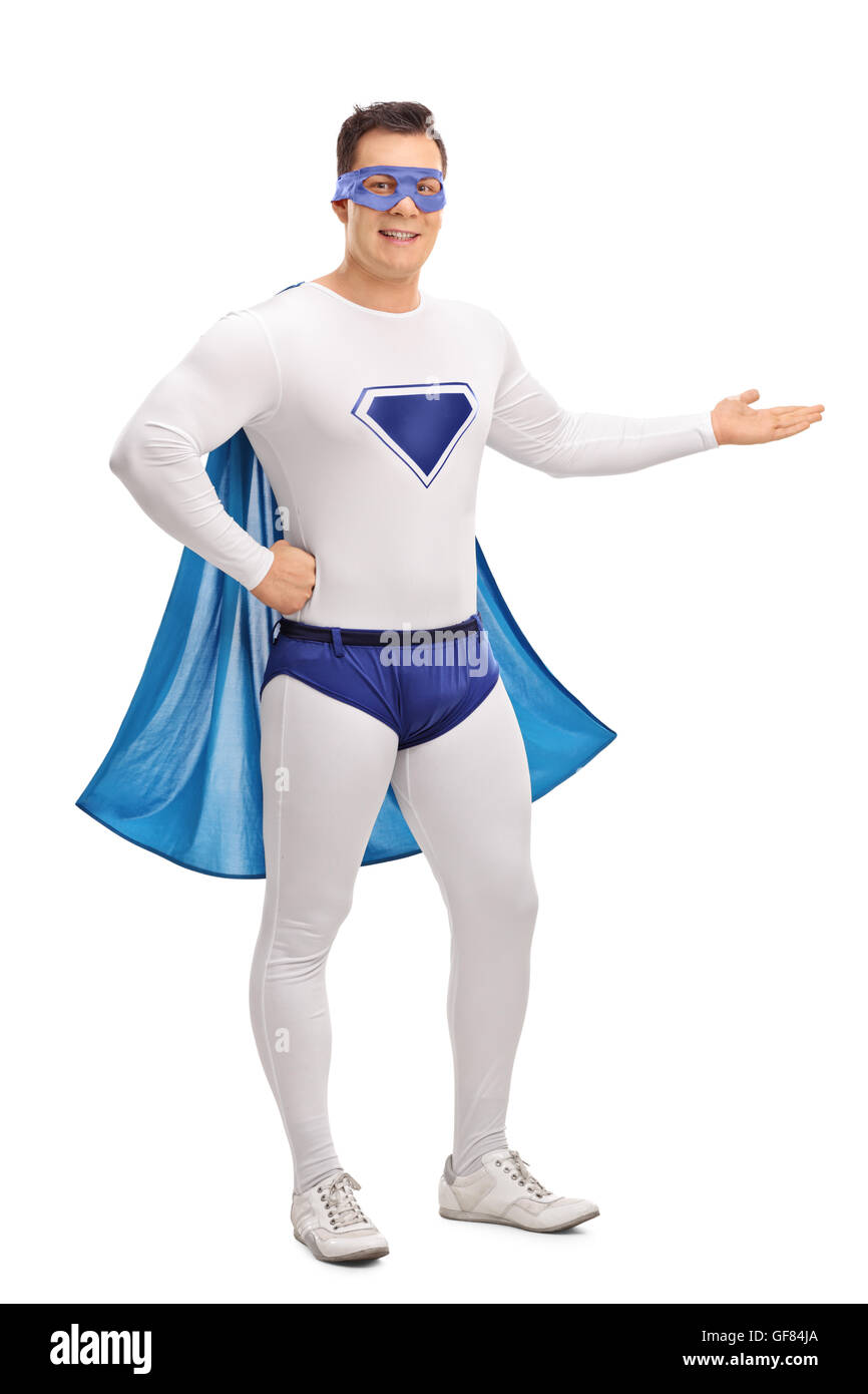 In voller Länge Portrait eines Superhelden mit blauen Umhang zeigt auf der rechten Seite isoliert auf weißem Hintergrund Stockfoto