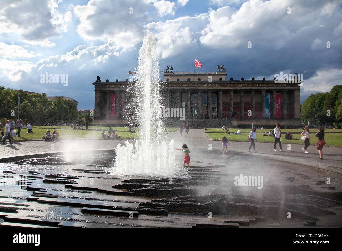 Das alte Museum auf der Museumsinsel oder Museumsinsel in Berlin Deutschland, in der Front sehen Sie einen großen Brunnen. Stockfoto