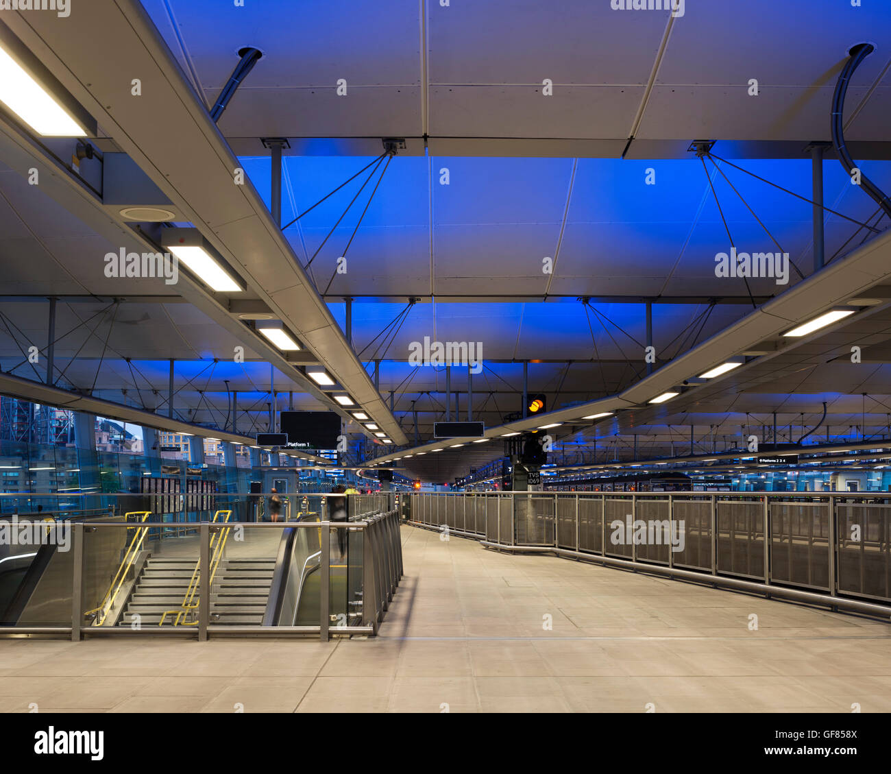 Blick von Norden in Richtung Plattformen. Blackfriars Station, London, Vereinigtes Königreich. Architekt: Pascall + Watson Architekten AG, 2012. Stockfoto