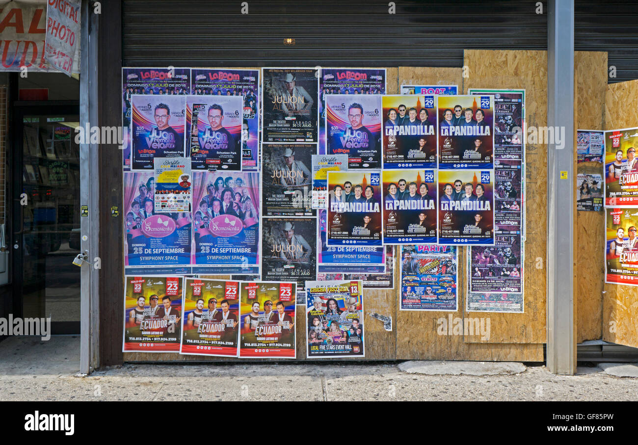 Plakate Werbung spanische Musikkonzerte auf Roosevelt Avenue in Jackson Heights, Queens, New York unter der el. Stockfoto