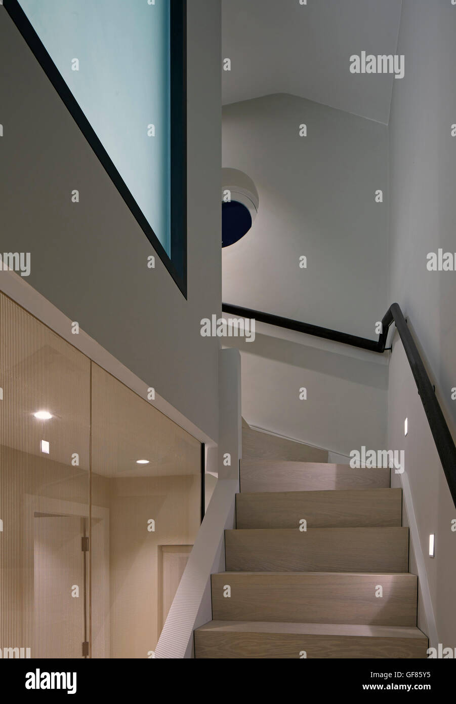 Treppe-Ansicht. Privathaus, London, London, Vereinigtes Königreich. Architekt: Johnson Naylor, 2015. Stockfoto