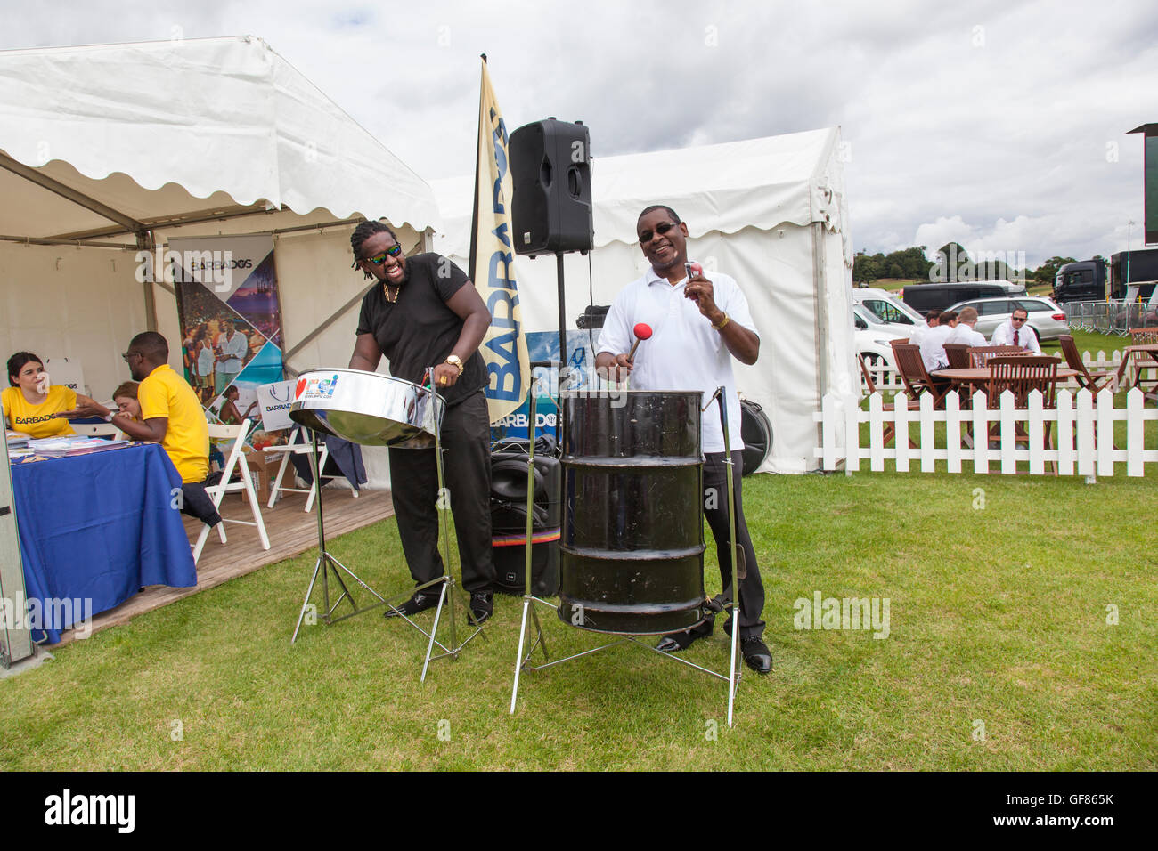 Zwei Schlagzeuger Schlagzeug Stahl als Bestandteil der Barbados stehen an der Jaeger Le Coultre Gold Cup-Finale im Cowdray Park. Stockfoto