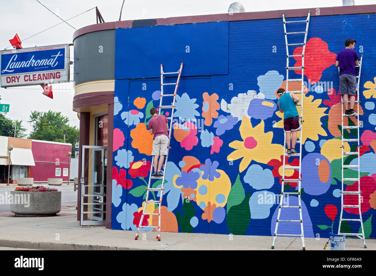 Detroit, Michigan - Jugend Farbe auf die Wand einer Münzwaschmaschine im Morningside Nachbarschaft. Stockfoto