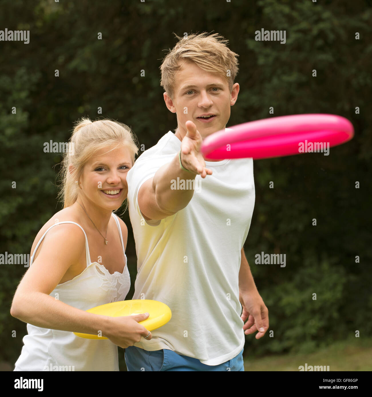 Porträt eines jungen Paares, eine fliegende Scheibe Spiel Stockfoto