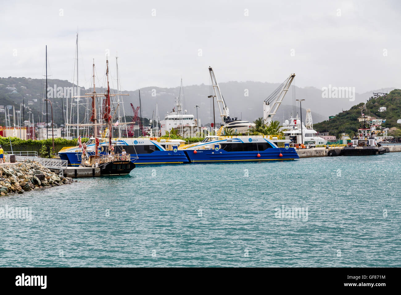 Zwei Fähren und Segelschiff in St. Thomas Stockfoto