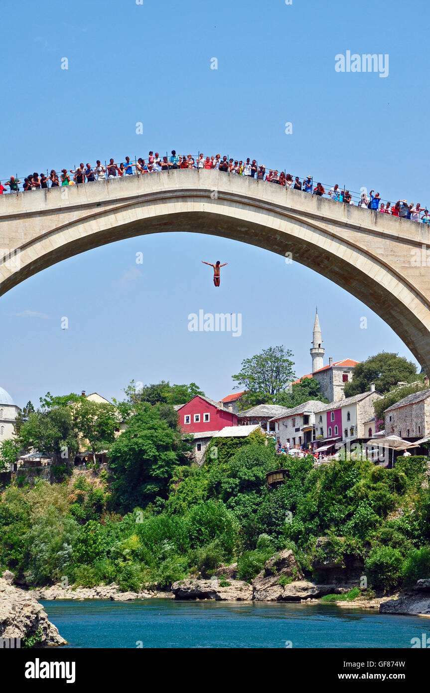 Springen von der alten Brücke, Mostar Stockfoto