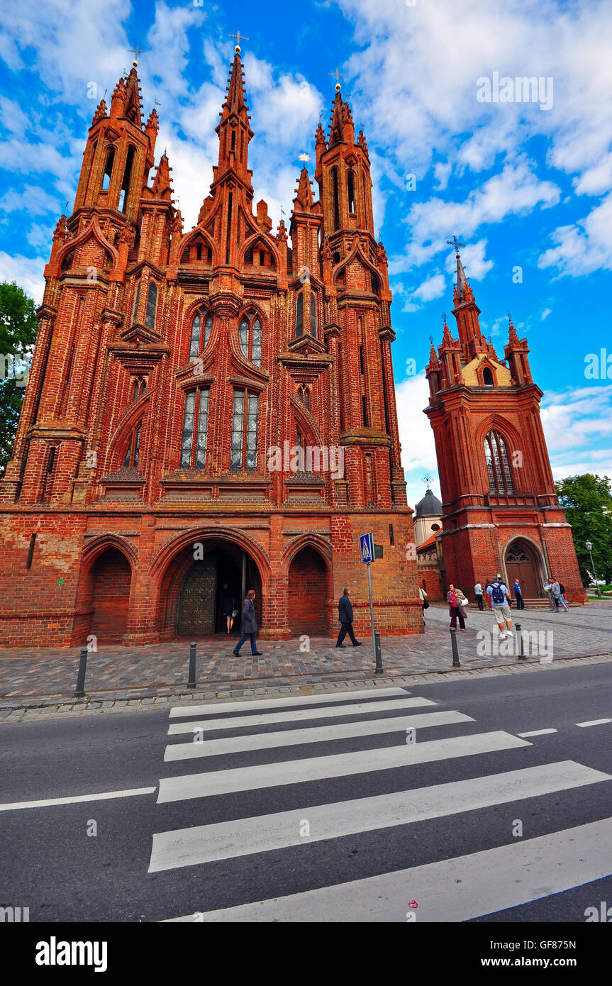 Gotische Kirche in Vilnius, vertikal gedreht Stockfoto