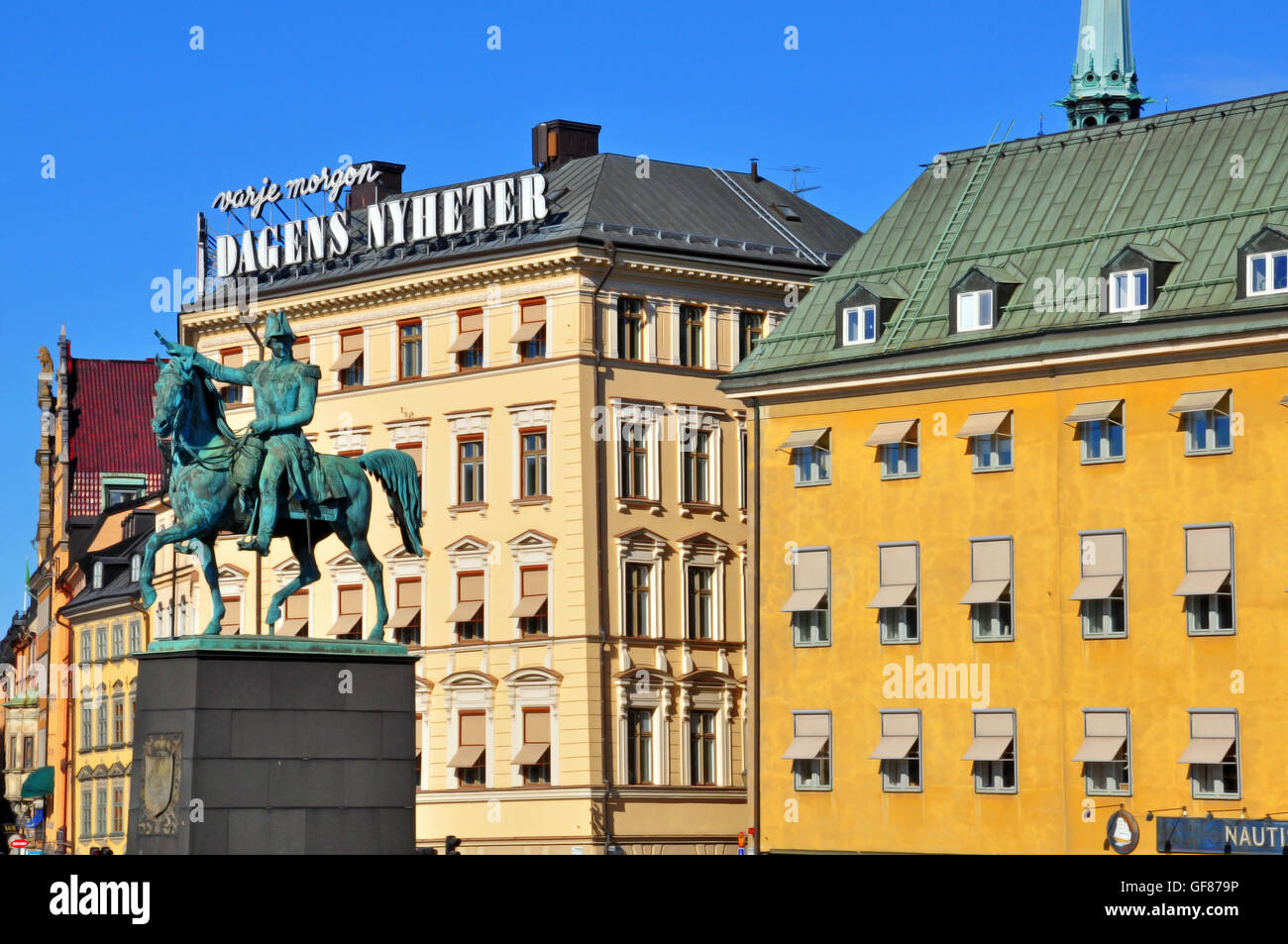 STOCKHOLM, Schweden - März 16: Blick auf bunten Häusern und Denkmal auf den Platz von Stockholm am 16. März 2013. Stockfoto