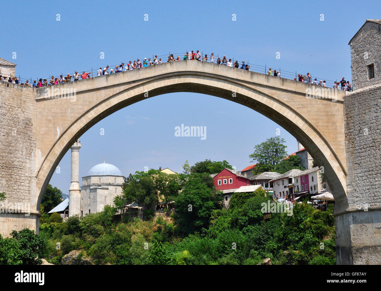 MOSTAR, Bosnien - 10. August 2012: Undefined Menschen auf der Brücke in die Altstadt von Mostar, Bosnien am 10. August 2012. Mostar ist die Stockfoto
