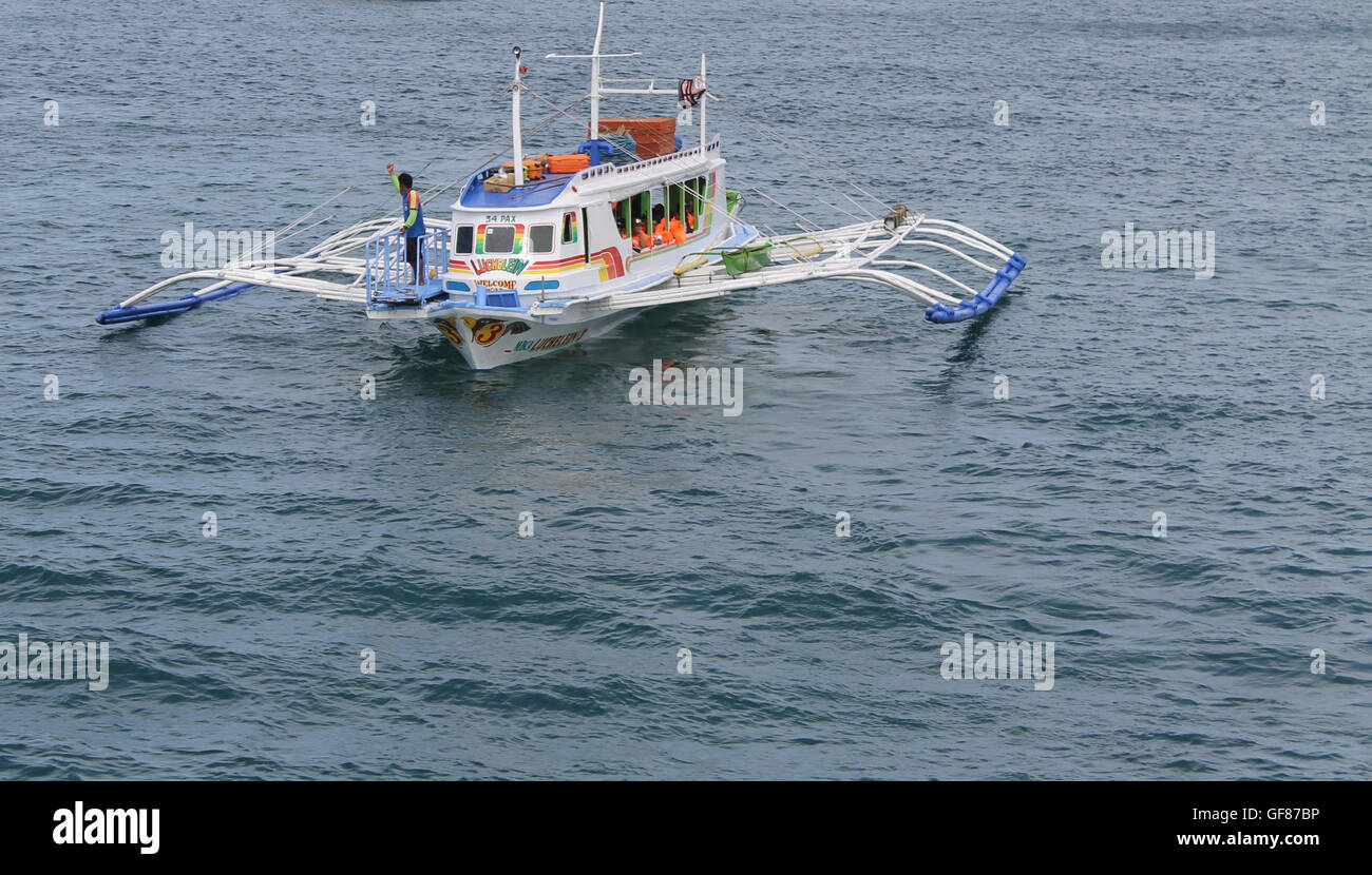 Eine doppelte Ausleger native Fähre Passagiere für das Resort Insel Boracay auf den Philippinen Stockfoto