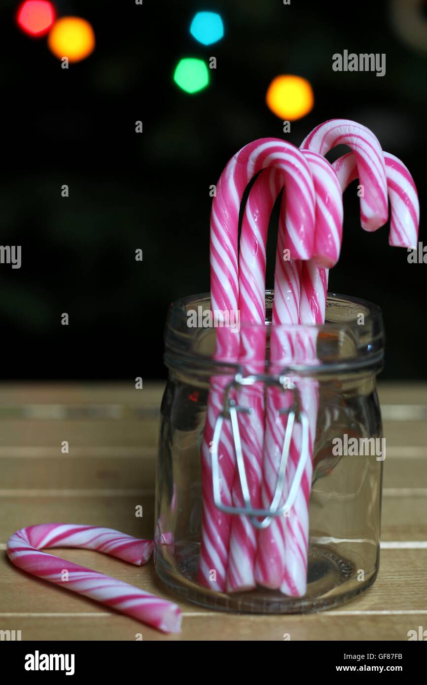 Leckere Lutscher (Chrisrmas Bonbons) in einem Glas-Glas Stockfoto