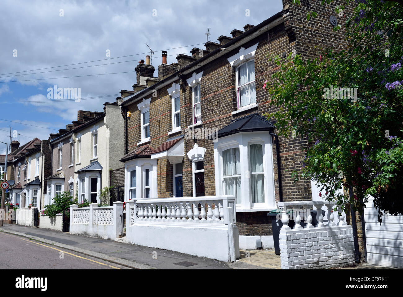 Zweistöckige Reihenhäuser London Borough of Haringey England Großbritannien Stockfoto