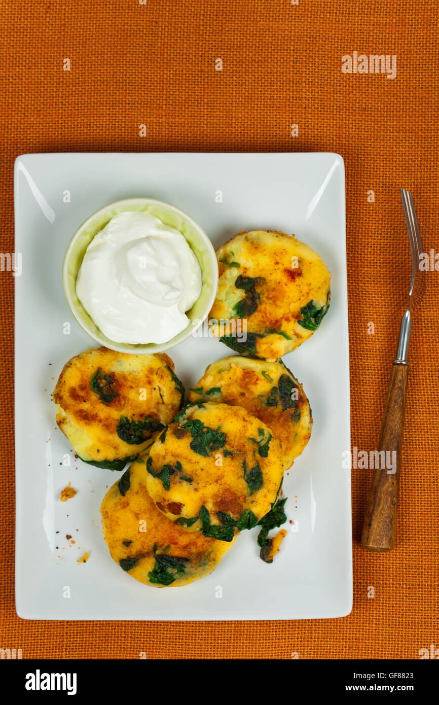 Kuchen übrig gebliebenen Kartoffelbrei mit Spinat Stockfoto