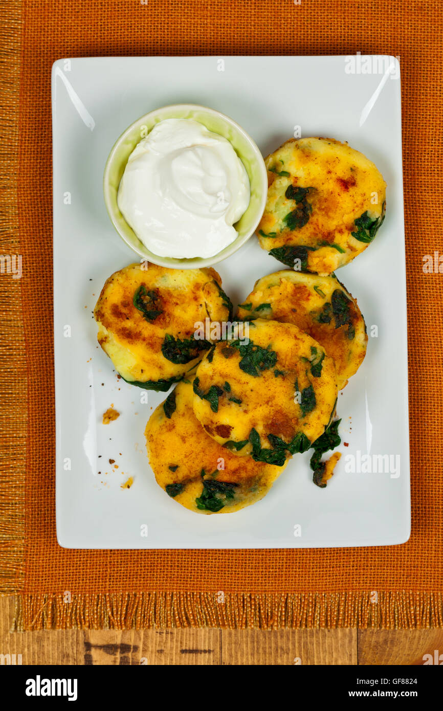 Kuchen übrig gebliebenen Kartoffelbrei mit Spinat Stockfoto