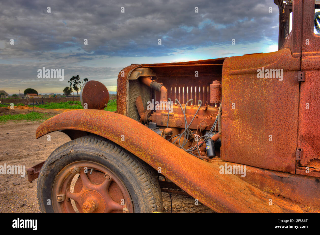 Oldtimer LKW-Motor und Vorderreifen sitzen im Feld Stockfoto