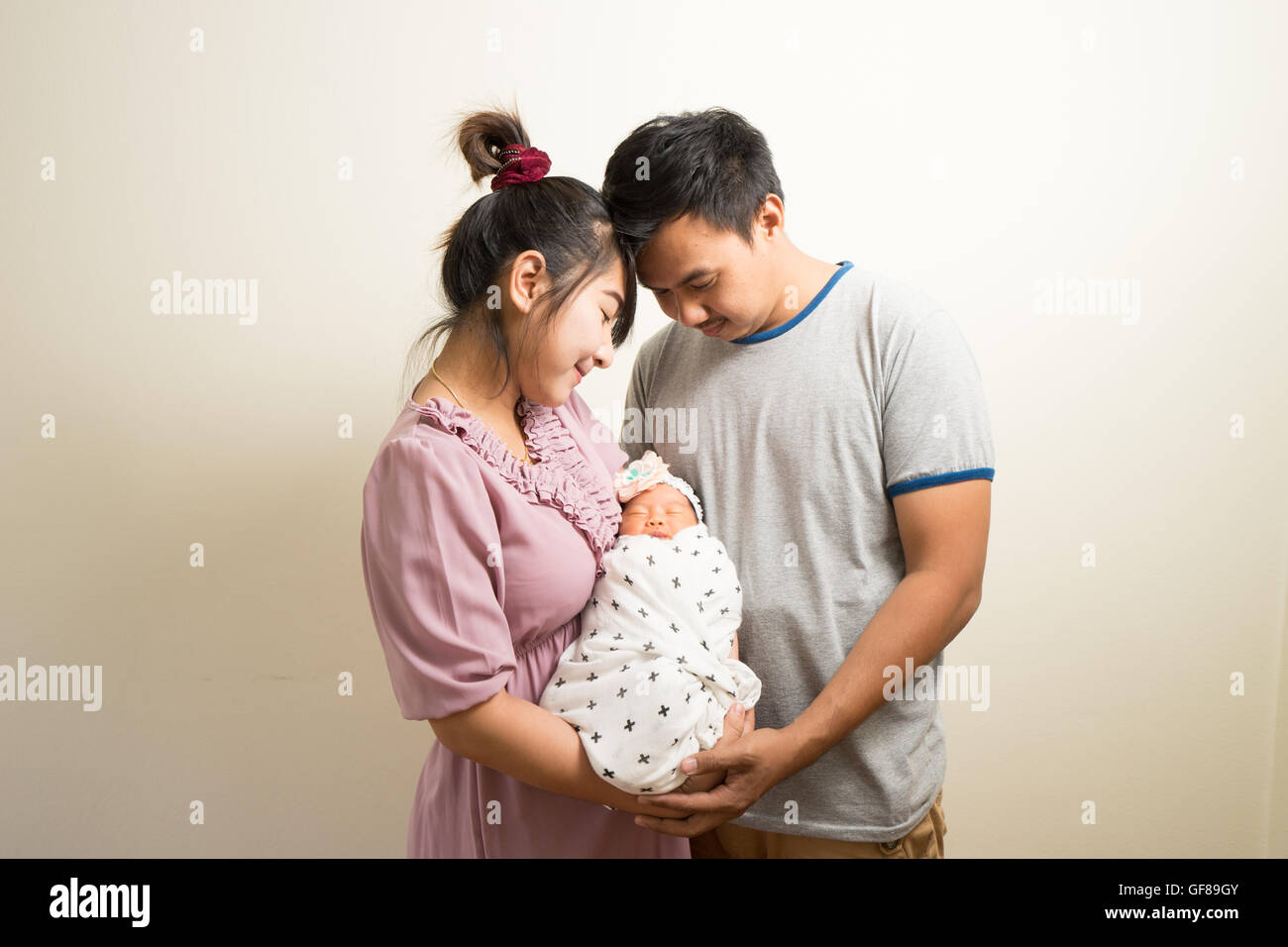 Porträt des asiatischen Eltern und sechs Monate altes Baby Mädchen zu Hause. Asiatischen Familie. Stockfoto