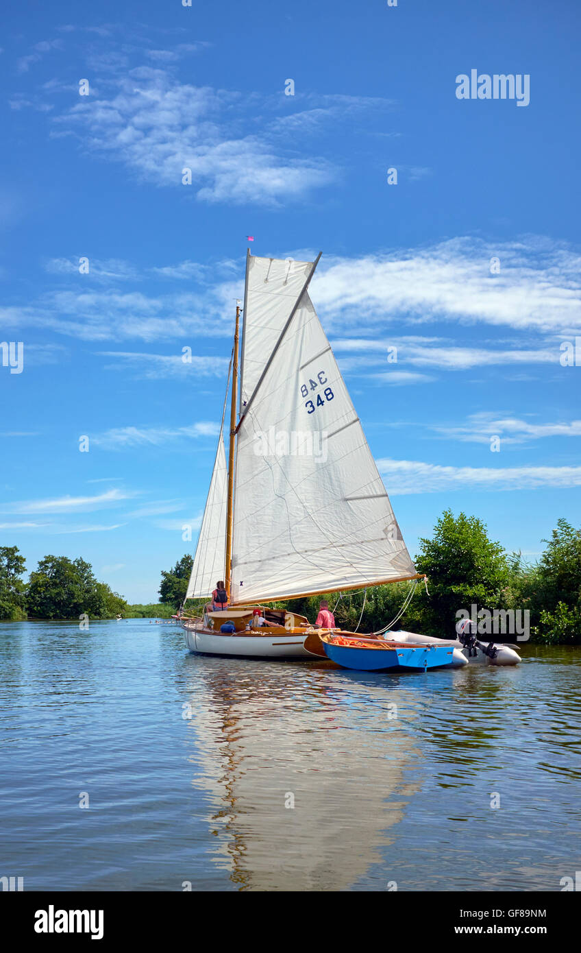 Eine klassische Gaffel Rig Broads Segelyacht mit einem Topsail auf dem Fluss Bure, The Norfolk Broads, England UK. Stockfoto