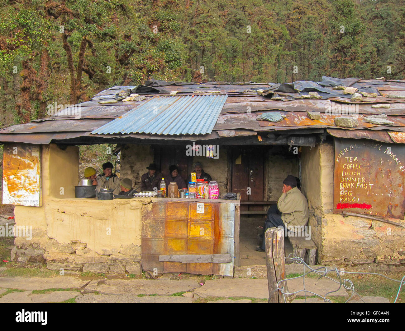 Kleiner Teeladen in Himalaya-Region (Uttarakhand) Stockfoto