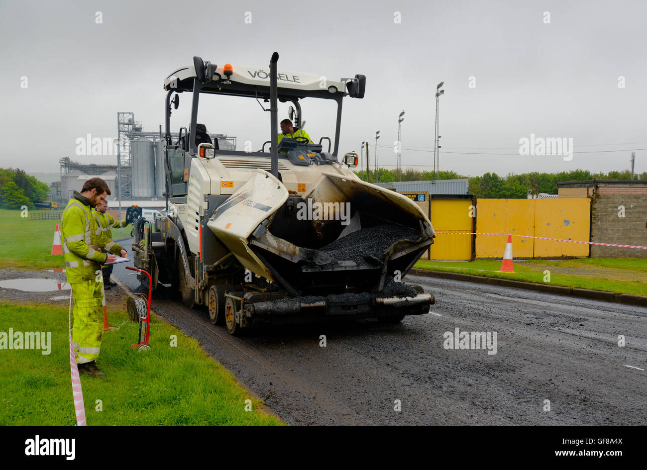 Ein Vogele Super 1803-31-Fertiger, betrieben von Northumberland County Council Durchführung Straße Oberflächenersatz Stockfoto