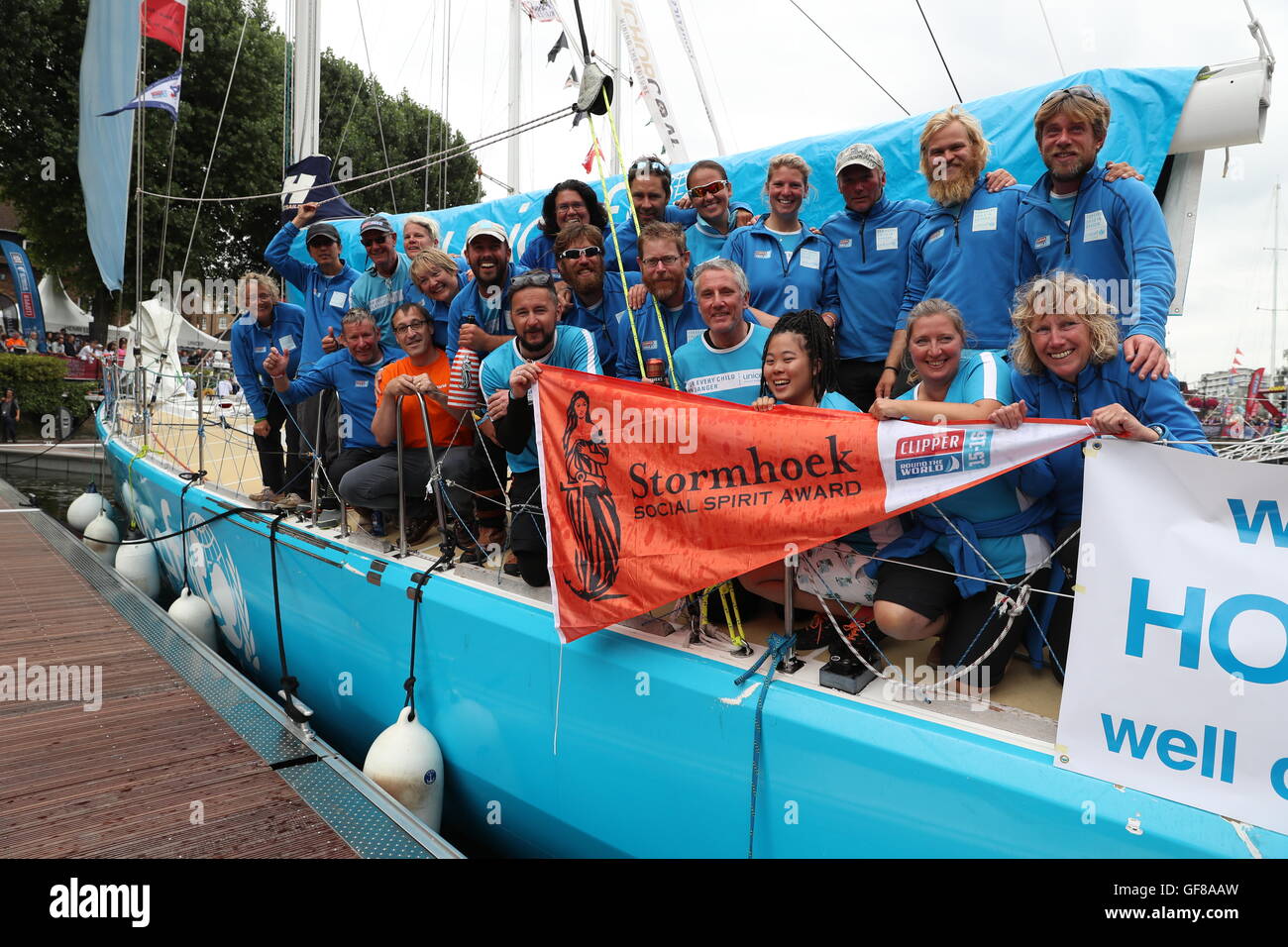 Team-Unicef erhalten den Social Spirit Award in der Endphase der Clipper Round the World Yacht Race am St Katharine Docks, London. Stockfoto