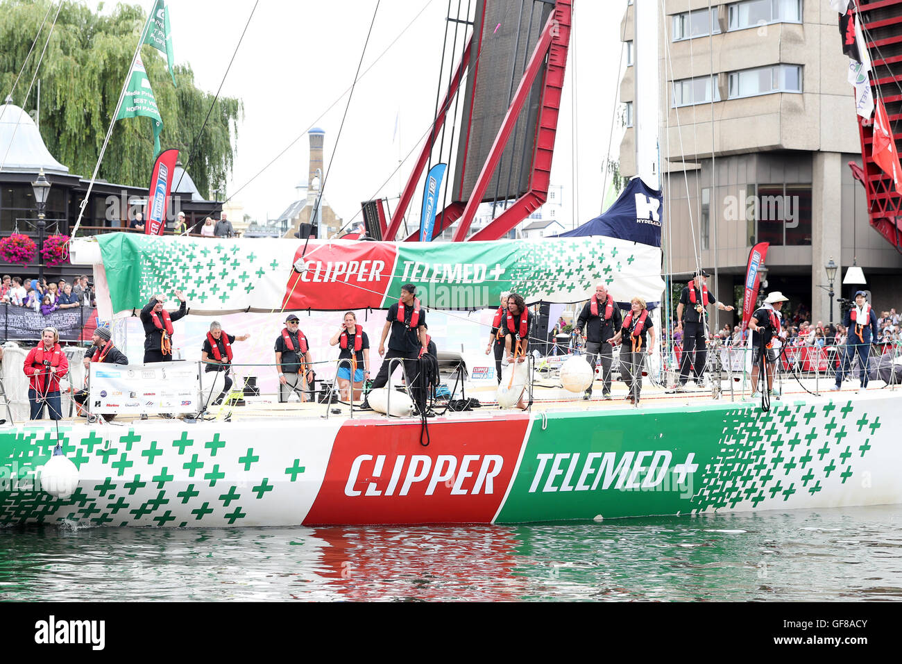 Team-Clipper-Telemed Ankunft zurück an den Docks in der Endphase der Clipper Round the World Yacht Race am St Katharine Docks, London. Stockfoto