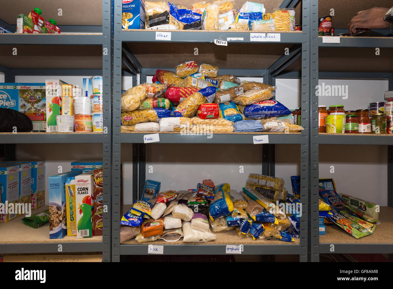 Die Regale von einem Food Bank, trockenen Bestimmungen enthalten Stockfoto