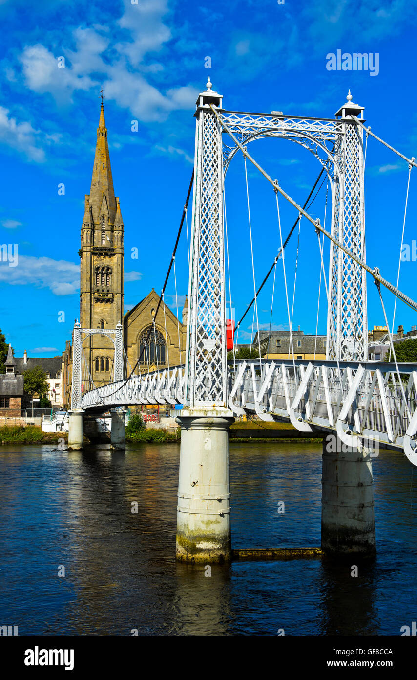 Greig Street Hängebrücke über den Fluss Ness und freie Nordkirche, Inverness, Schottland, Großbritannien Stockfoto