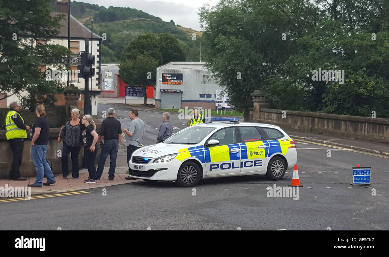 Eine Straße blockieren im Bereich Neepsend Lane von Sheffield, wie Polizei eine stillgelegte Brauerei auf der Suche nach ein Mann mit, was geglaubt wird, um eine Waffe zu sein gesehen war beim Betreten des Gebäudes. Stockfoto