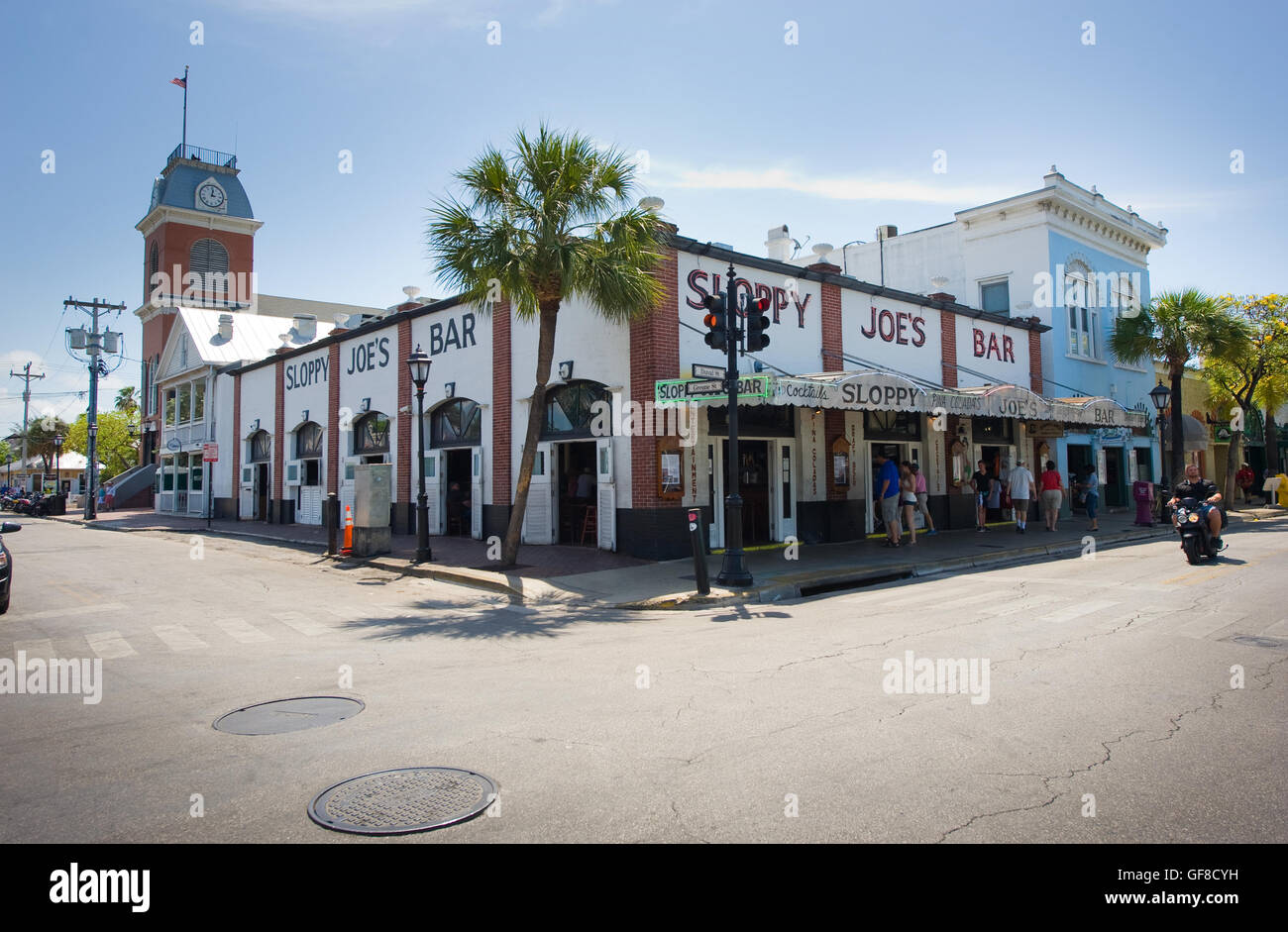 KEY WEST, FLORIDA, USA - 2. Mai 2016: Sloppy Joe's Bar in der Dämmerung in der Duval Street im Zentrum von Key West Stockfoto