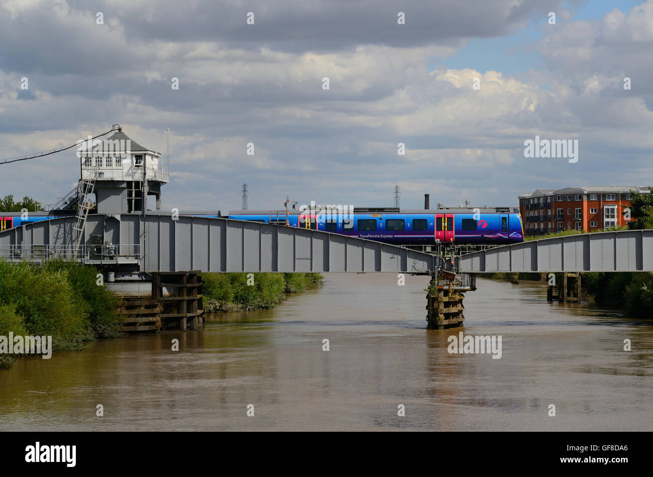 ersten Trans Pennine 185 116 Klasse Zug Kreuzung Selby swing Bridge aus dem Jahre 1891 über den Fluss Ouse, Selby, Yorkshire uk Stockfoto