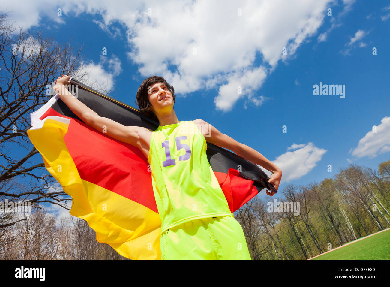 Porträt des Jugendlichen Sportler winken deutsche Flagge Stockfoto