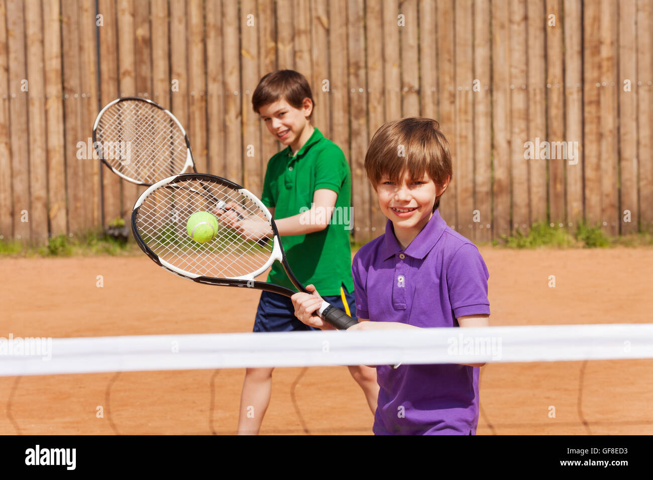 Zwei junge Tennisspieler warten auf einen ball Stockfoto