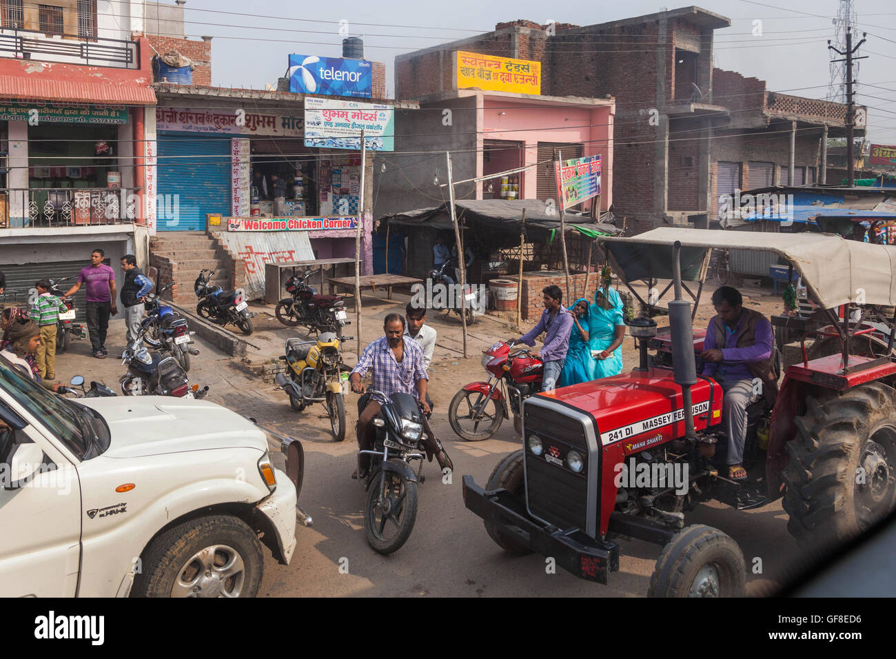 Eine dicht verstopfte Straße in Indien. Stockfoto