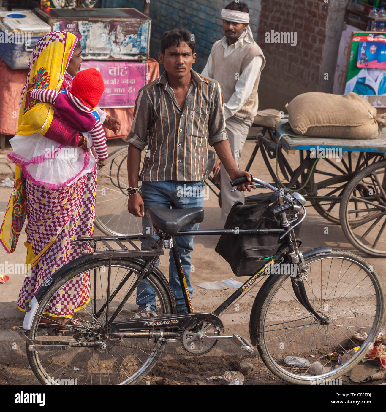 Eine typische beschäftigt Straßenszene in Delhi, Indien Stockfoto