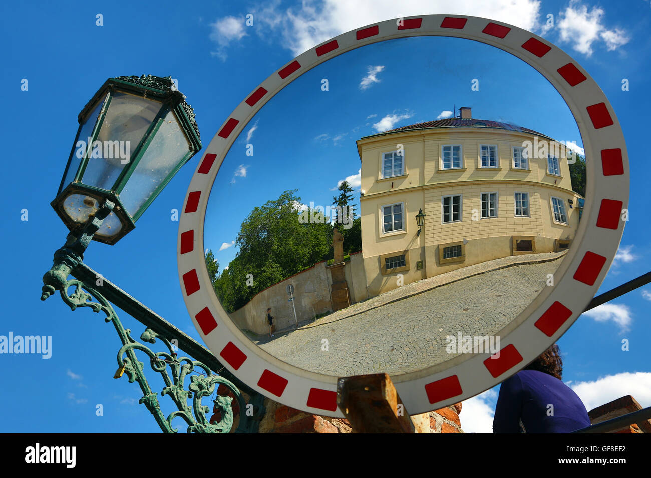 Straßenszene, reflektiert in einem Spiegel, Prag, Tschechische Republik Stockfoto