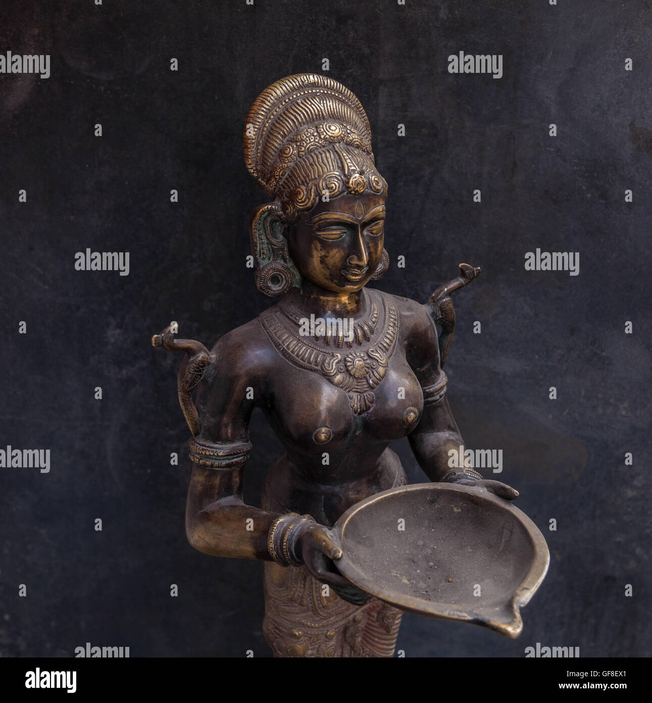 Eine Statue der Hindu-Göttin geschnitzt auf Bronze in Indien. Stockfoto