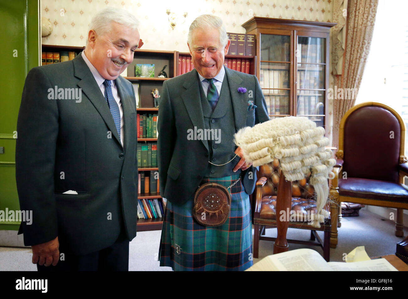 Der Prinz von Wales, bekannt als Herzog von Rothesay während in Schottland mit Sheriff Andrew Berry am Docht Sheriff Court, Wick, Sutherland, auf dem 150. Jahrestag des Gerichts. Docht Sheriff Court im Jahre 1866 eröffnet und ist Teil der Sheriffdom Grampian, Hochland und Inseln. Stockfoto