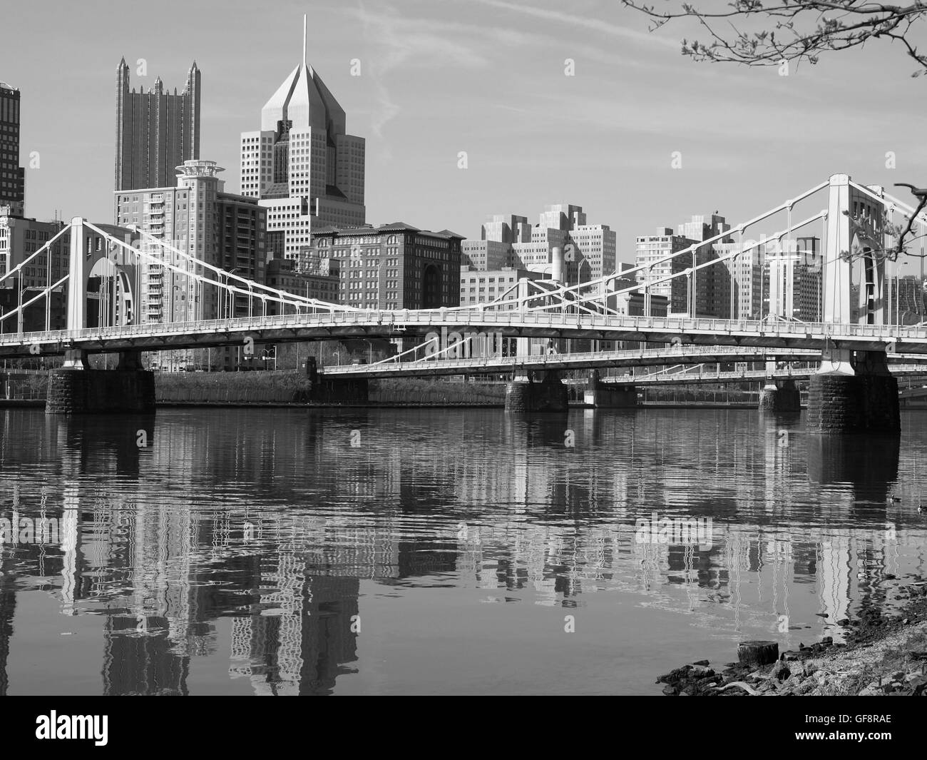 Große Brücken in der Innenstadt von Pittsburgh Pennsylvania in schwarz und weiß. Stockfoto