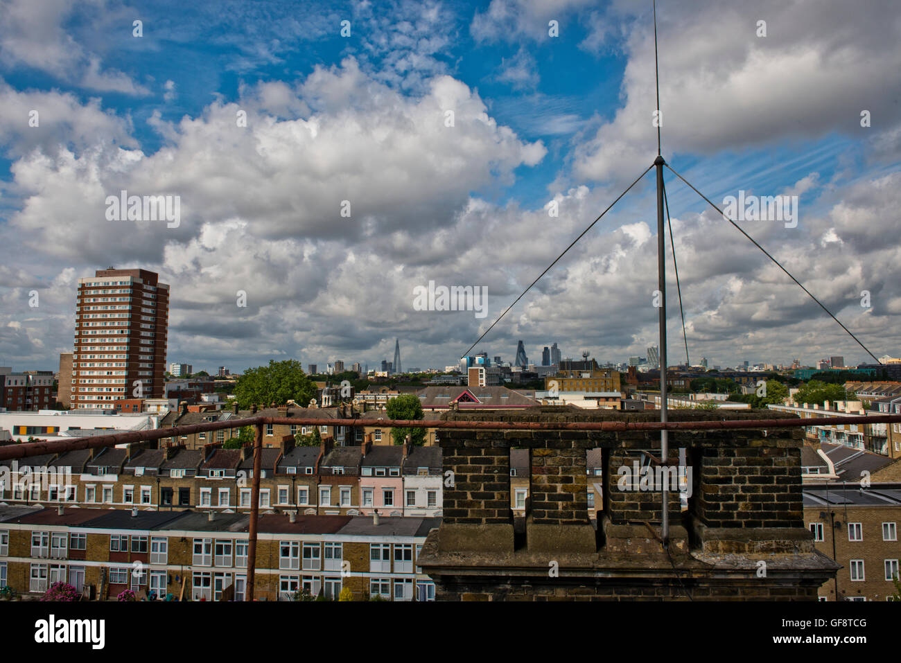 Eine der Ansichten über London vom Dach des geschlossenen Krankenhaus St Clements vor der großen Sanierung. Stockfoto