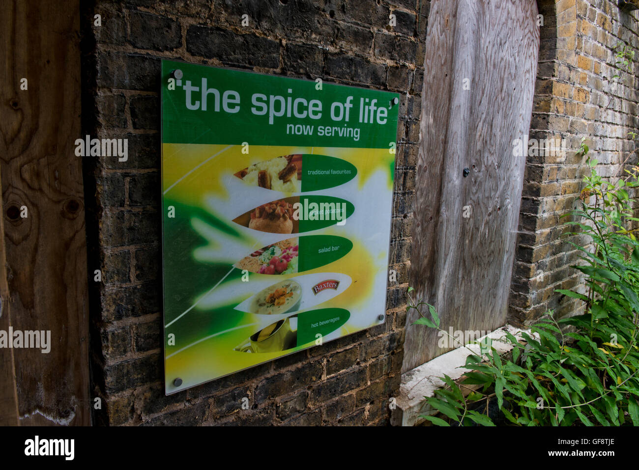 Aussenansicht Bild zeigt das Café-Schild in St Clements Hospital im Londoner East End vor der großen Sanierung. Stockfoto