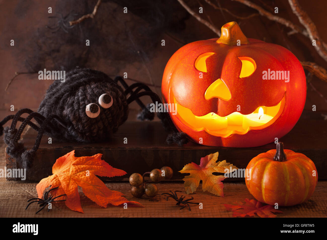 Halloween Jack O Lantern Kürbis Dekoration Spinnen Kerzen Stockfoto