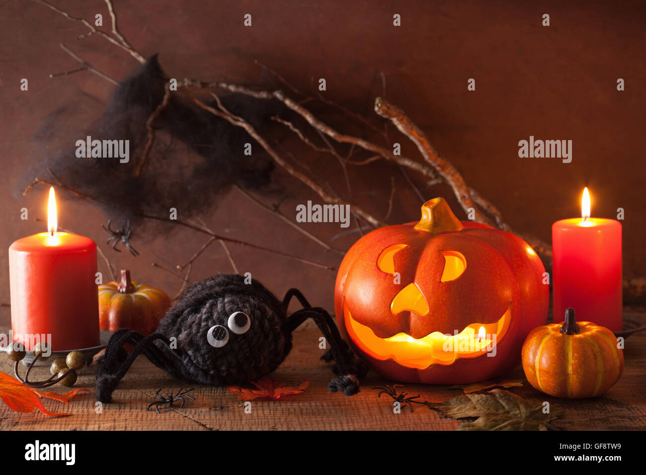 Halloween Jack O Lantern Kürbis Dekoration Spinnen Kerzen Stockfoto