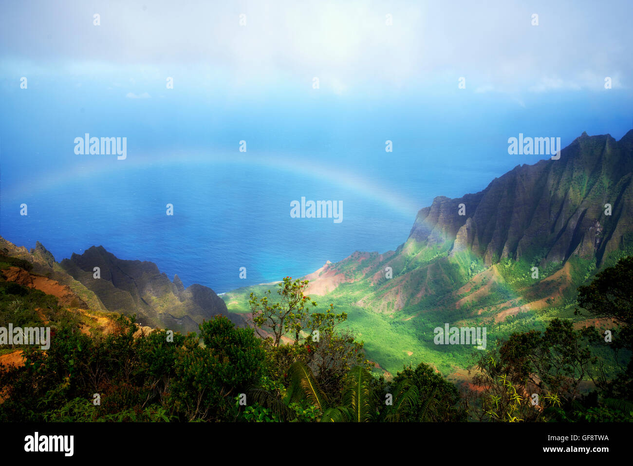 Regenbogen vom Kalalau Lookout gesehen. Waimea Canyon. Kauai, Hawaii Stockfoto